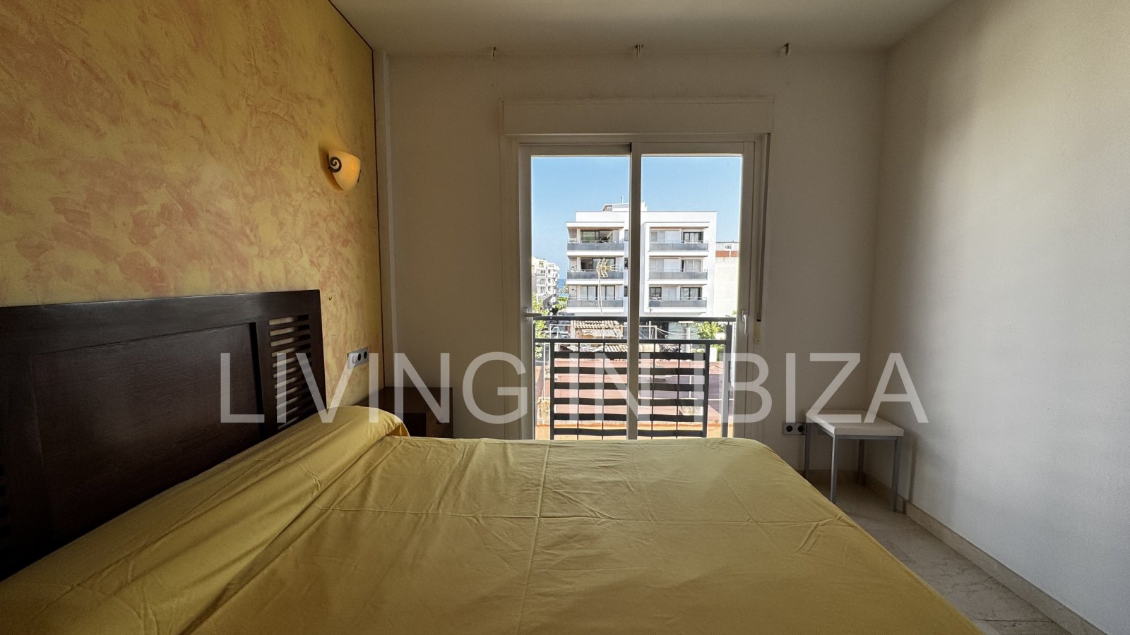 Apartment zur Kurzzeitmiete. Ideal, um Ibiza in einer Wohnung mit allen Annehmlichkeiten zu genießen. Etwa 400 vom Strand.