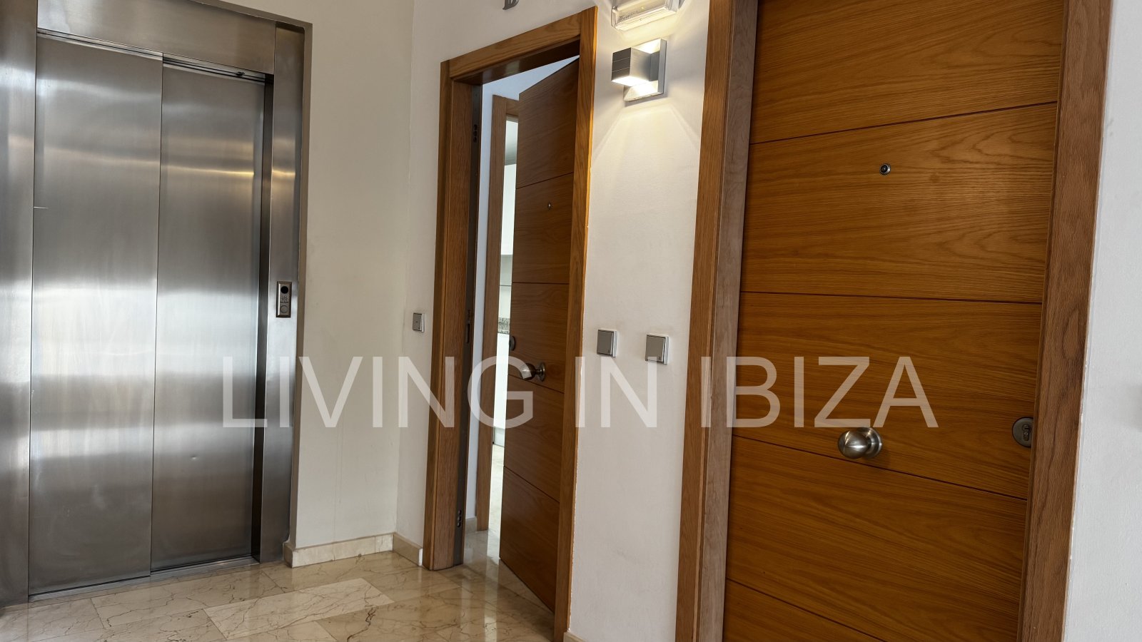 Apartment zur Kurzzeitmiete. Ideal, um Ibiza in einer Wohnung mit allen Annehmlichkeiten zu genießen. Etwa 400 vom Strand.