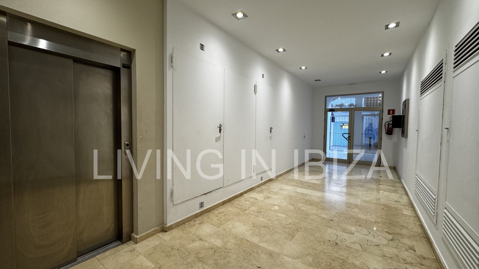 Apartment zur Kurzzeitmiete. Ideal, um Ibiza in einer Wohnung mit allen Annehmlichkeiten zu genießen. Etwa 400 vom Strand.