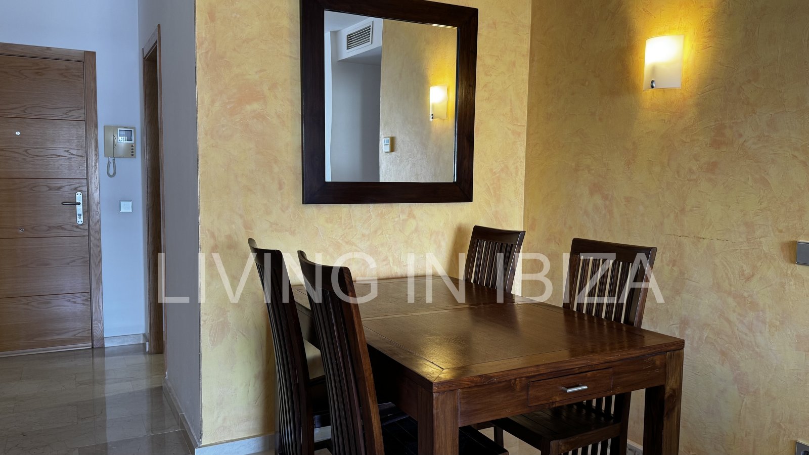 Apartment zur Kurzzeitmiete. Ideal, um Ibiza in einer Wohnung mit allen Annehmlichkeiten zu genießen. Etwa 400 vom Strand.