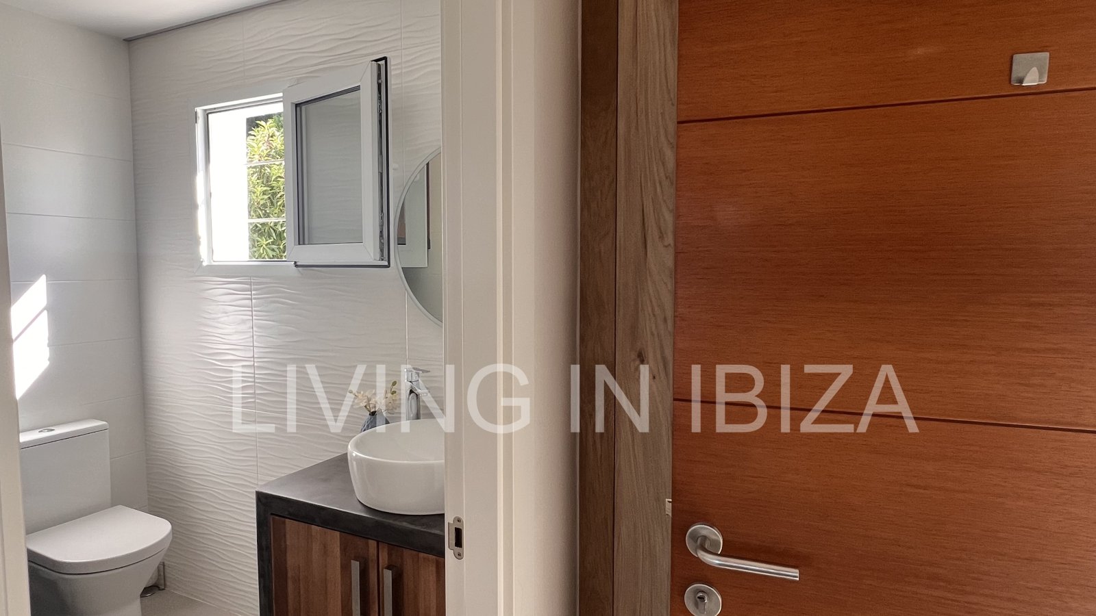 Zum Verkauf steht eine Penthouse-Wohnung auf Ibiza. Eleganz und spektakulärer Meerblick.