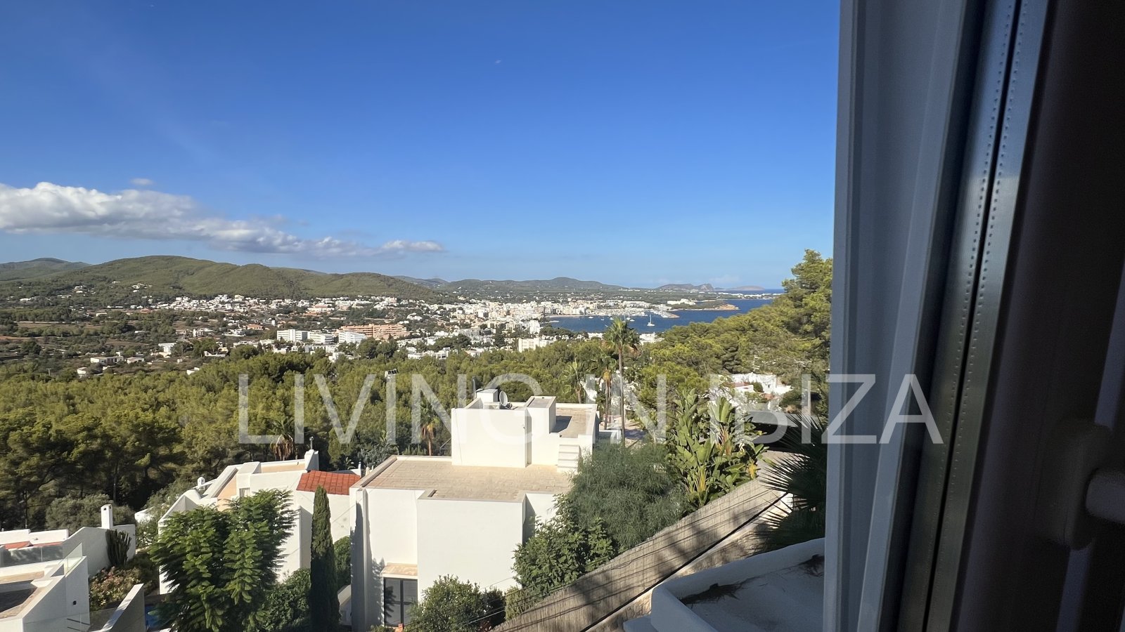 Zum Verkauf steht eine Penthouse-Wohnung auf Ibiza. Eleganz und spektakulärer Meerblick.