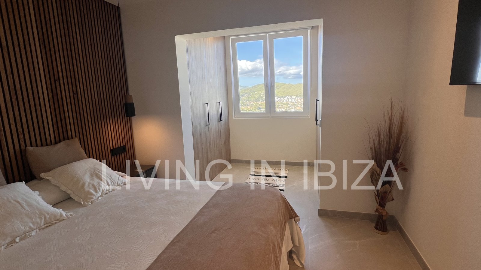 Zum Verkauf steht eine Penthouse-Wohnung auf Ibiza. Eleganz und spektakulärer Meerblick.