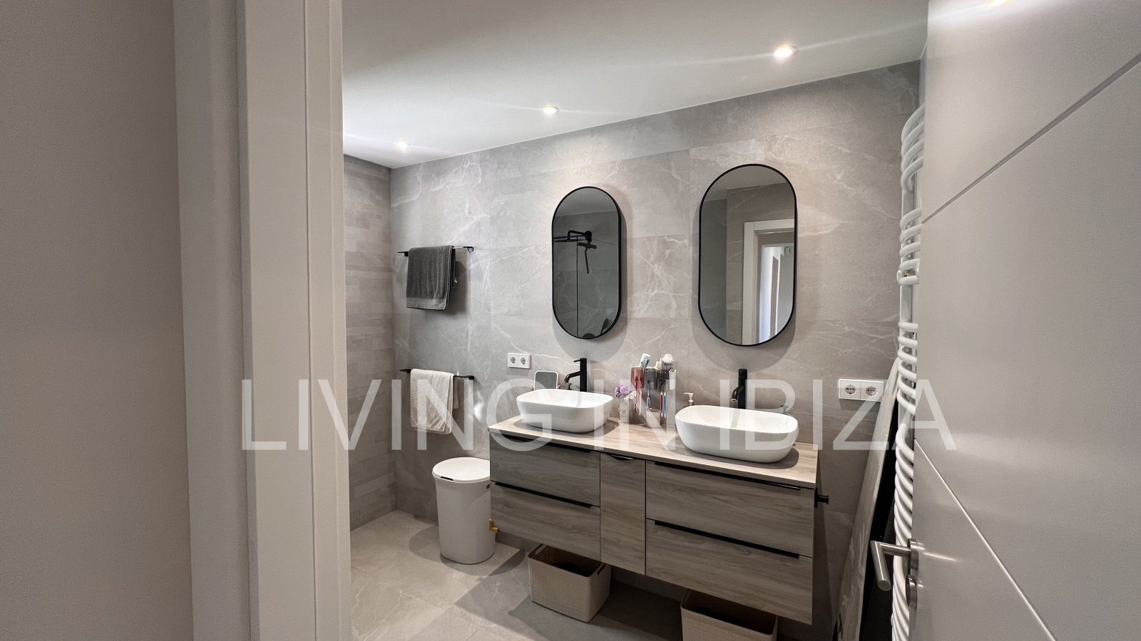 Zum Verkauf steht eine Penthouse-Wohnung auf Ibiza. Eleganz und spektakulärer Meerblick.