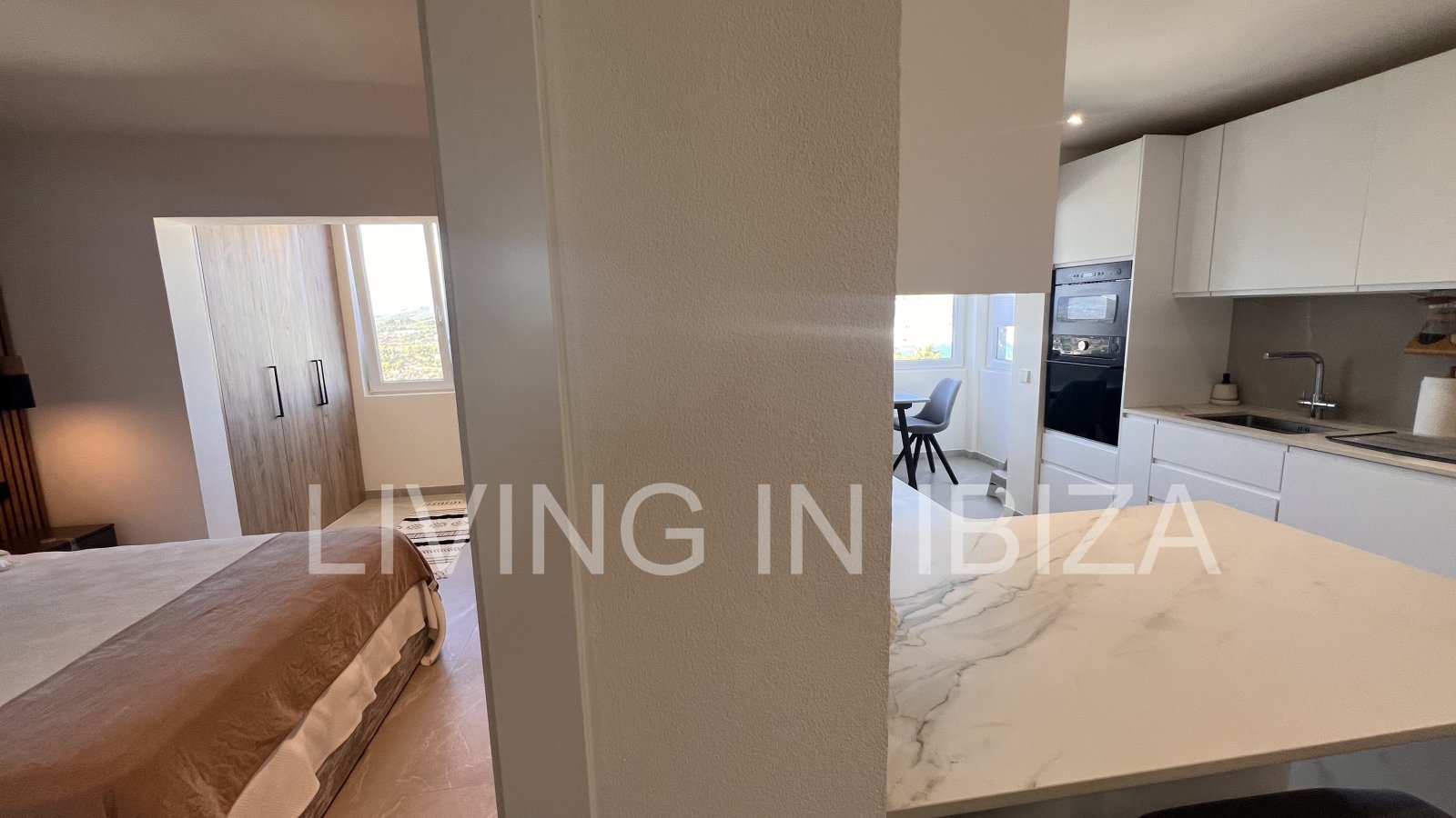 Zum Verkauf steht eine Penthouse-Wohnung auf Ibiza. Eleganz und spektakulärer Meerblick.