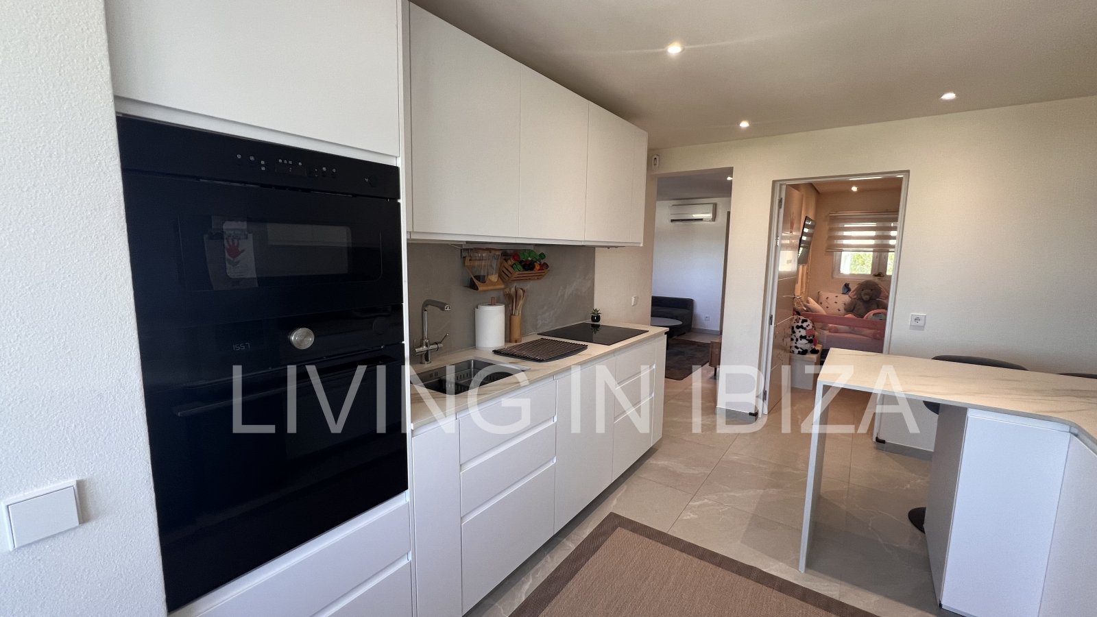 Zum Verkauf steht eine Penthouse-Wohnung auf Ibiza. Eleganz und spektakulärer Meerblick.