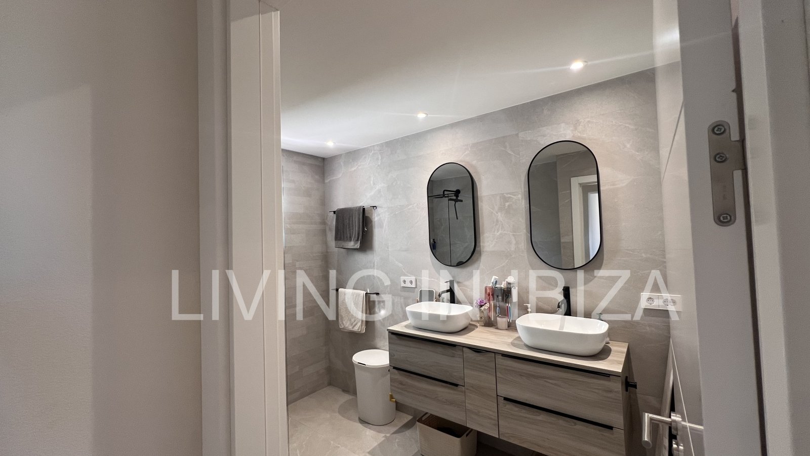 Zum Verkauf steht eine Penthouse-Wohnung auf Ibiza. Eleganz und spektakulärer Meerblick.