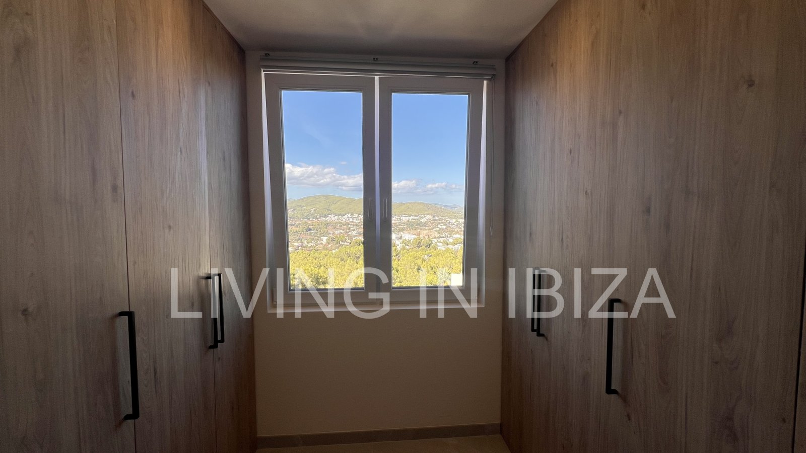 Zum Verkauf steht eine Penthouse-Wohnung auf Ibiza. Eleganz und spektakulärer Meerblick.