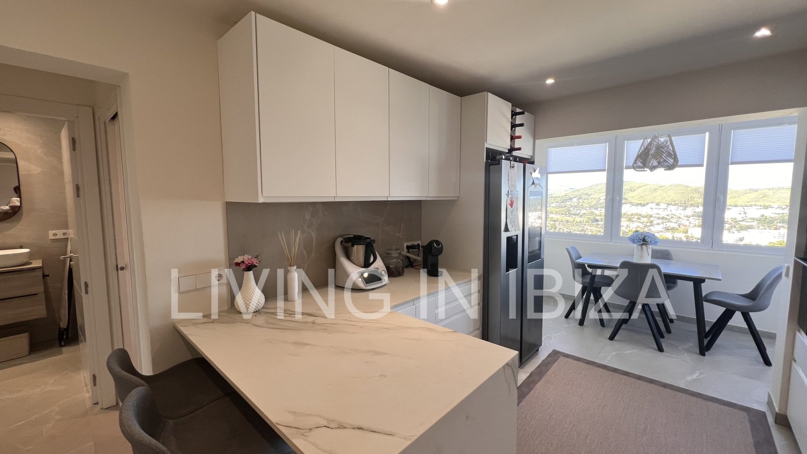 Zum Verkauf steht eine Penthouse-Wohnung auf Ibiza. Eleganz und spektakulärer Meerblick.