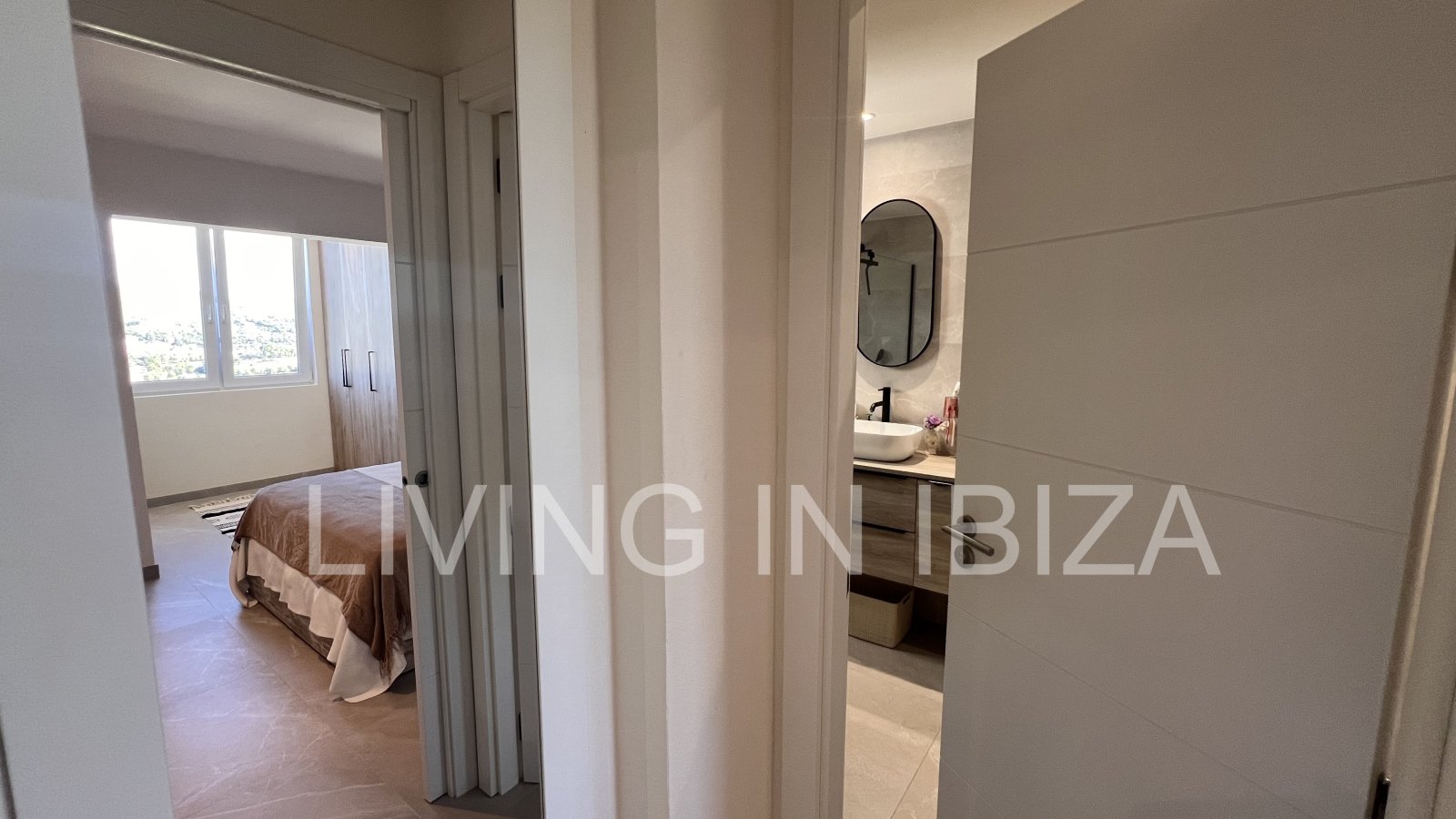 Zum Verkauf steht eine Penthouse-Wohnung auf Ibiza. Eleganz und spektakulärer Meerblick.