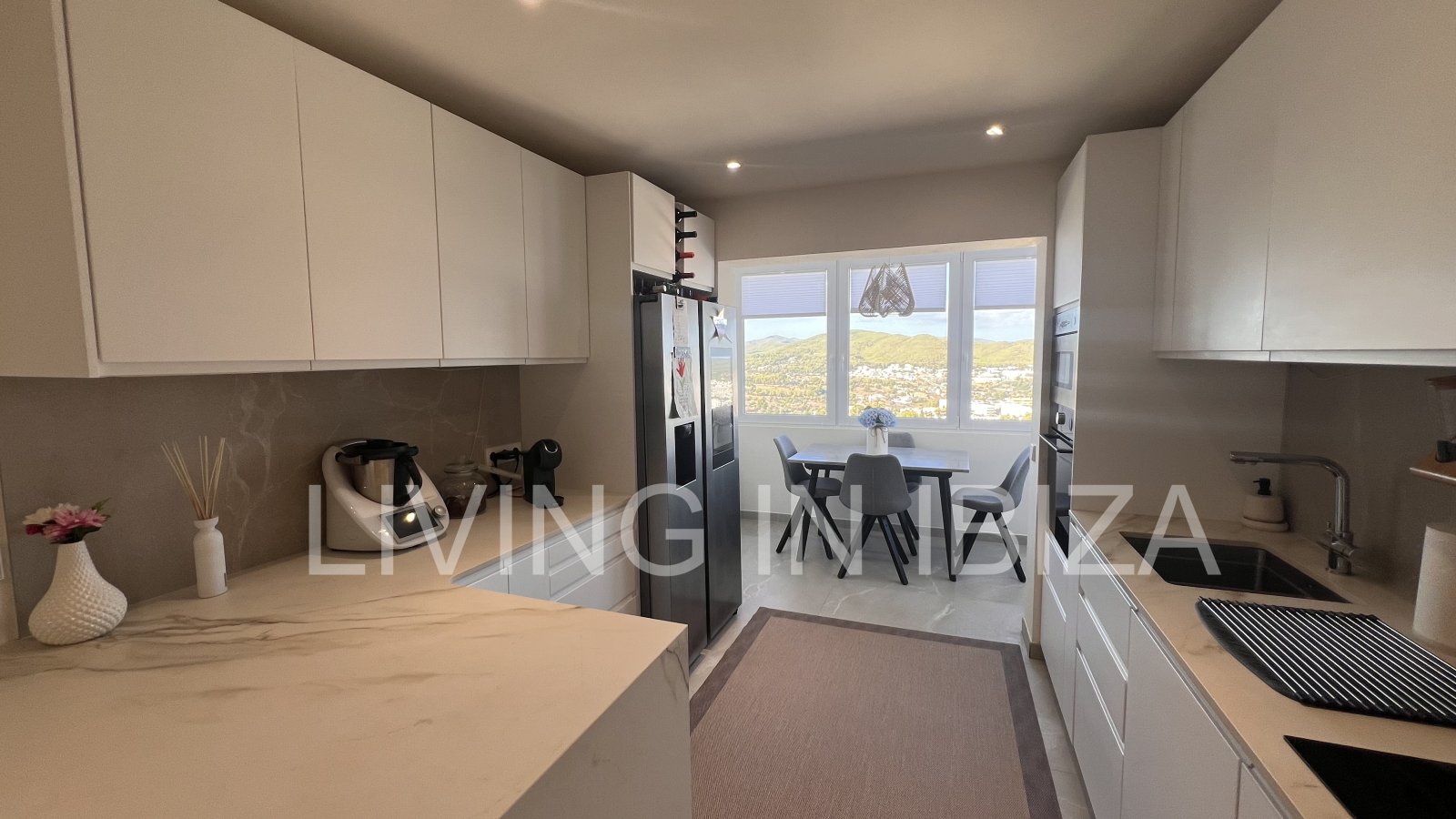 Zum Verkauf steht eine Penthouse-Wohnung auf Ibiza. Eleganz und spektakulärer Meerblick.