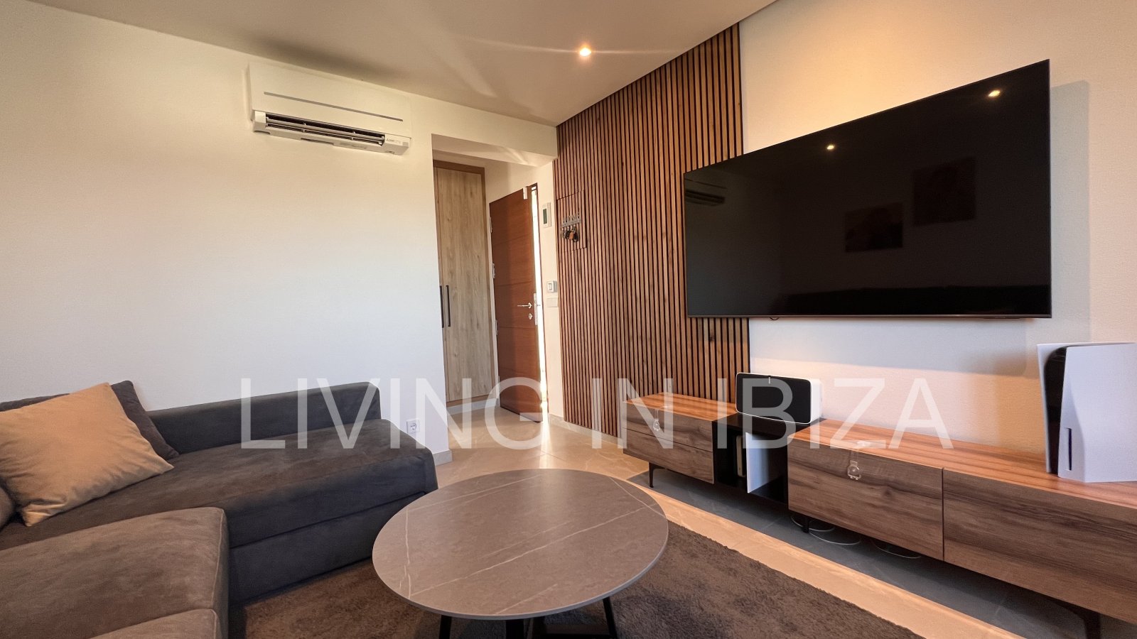 Zum Verkauf steht eine Penthouse-Wohnung auf Ibiza. Eleganz und spektakulärer Meerblick.