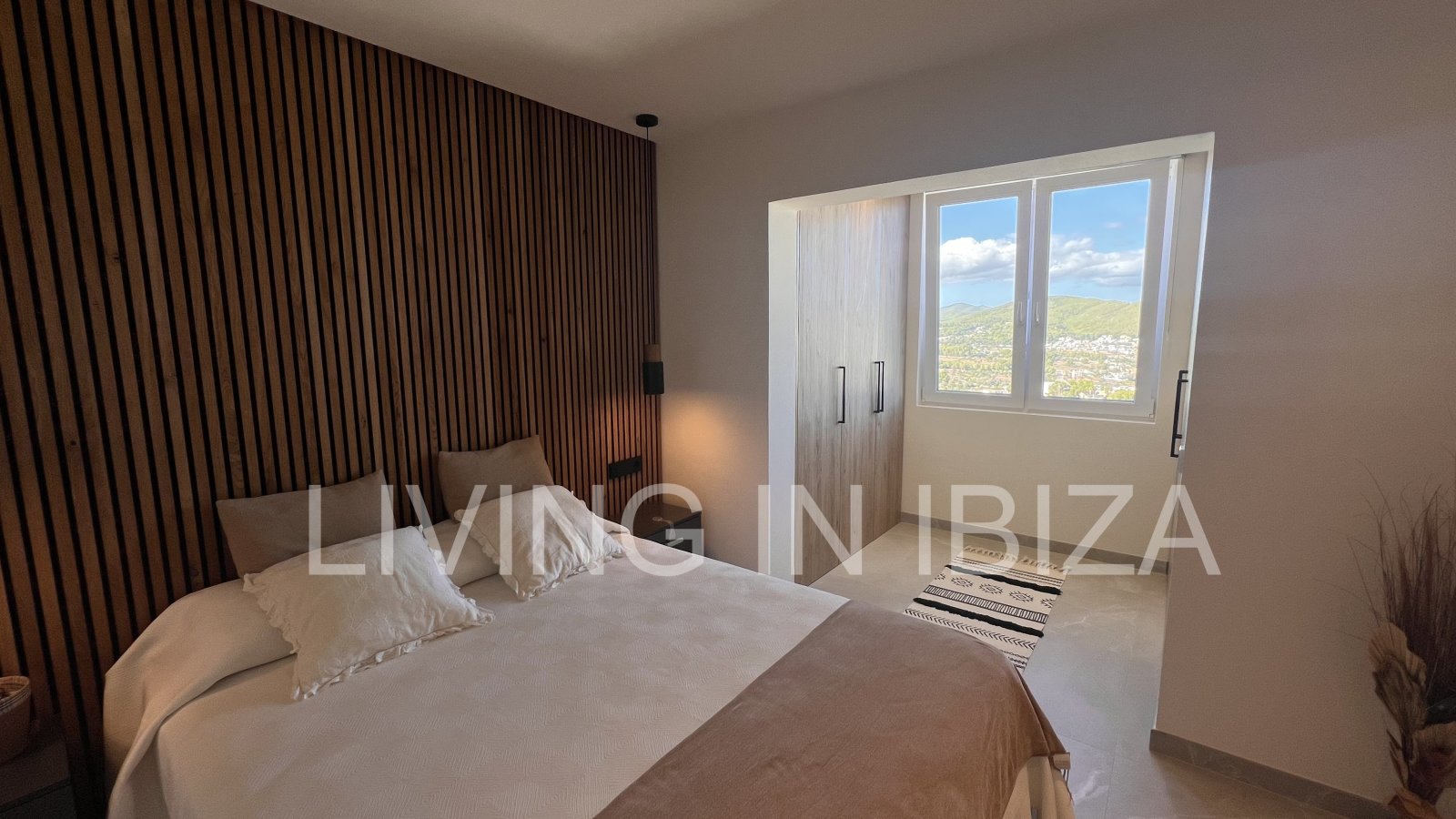 Zum Verkauf steht eine Penthouse-Wohnung auf Ibiza. Eleganz und spektakulärer Meerblick.