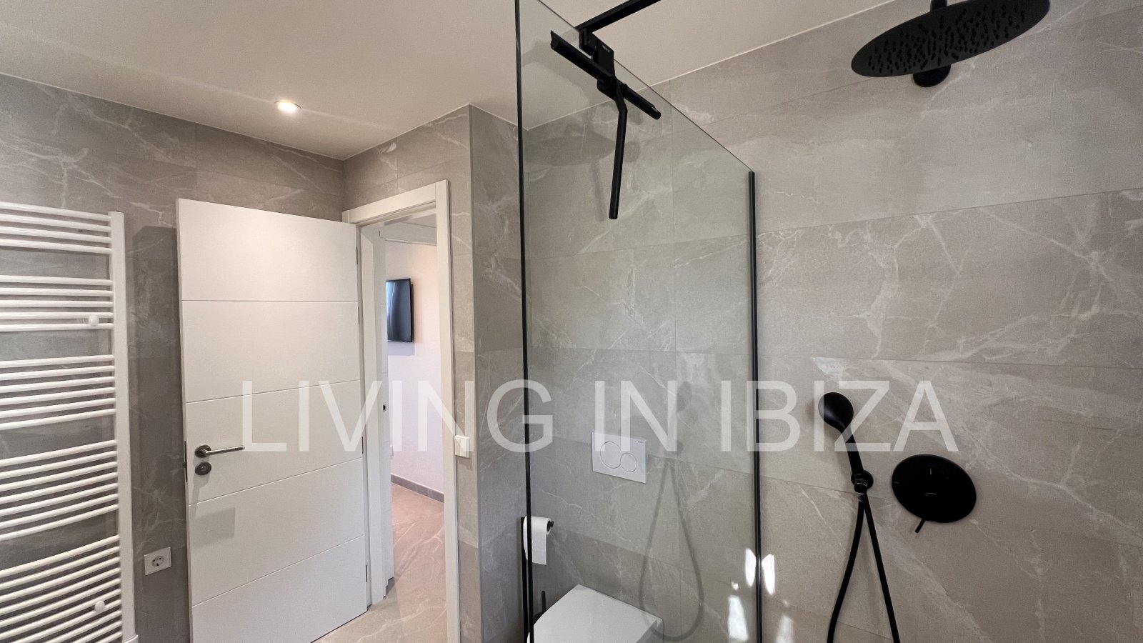 Zum Verkauf steht eine Penthouse-Wohnung auf Ibiza. Eleganz und spektakulärer Meerblick.