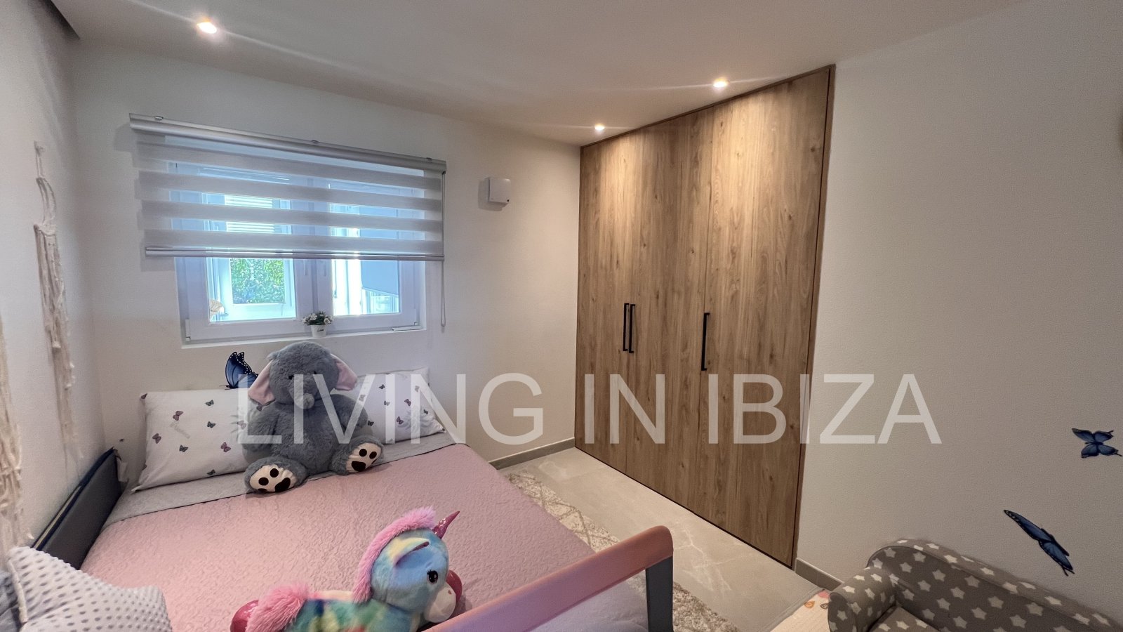 Zum Verkauf steht eine Penthouse-Wohnung auf Ibiza. Eleganz und spektakulärer Meerblick.