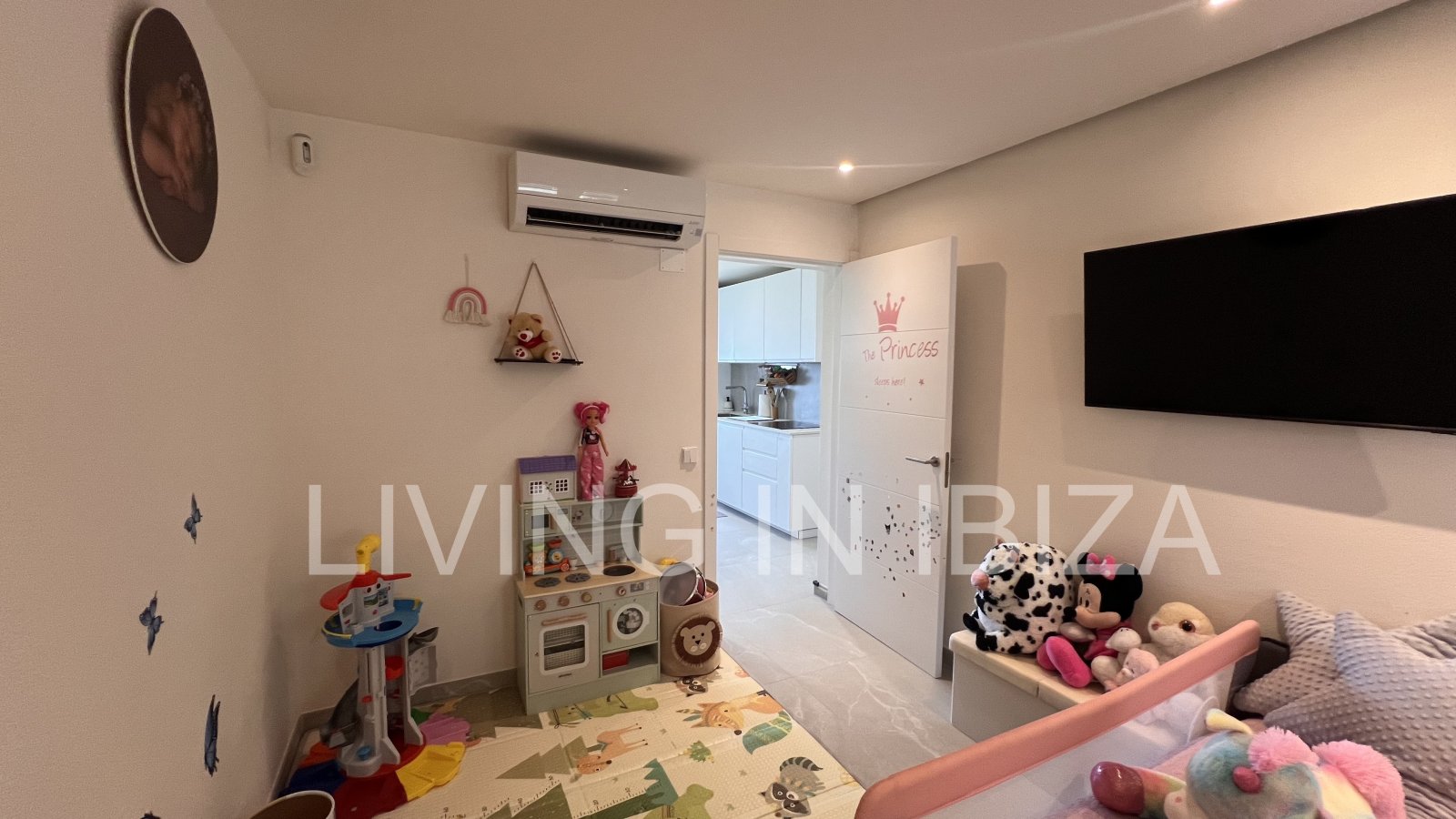 Zum Verkauf steht eine Penthouse-Wohnung auf Ibiza. Eleganz und spektakulärer Meerblick.