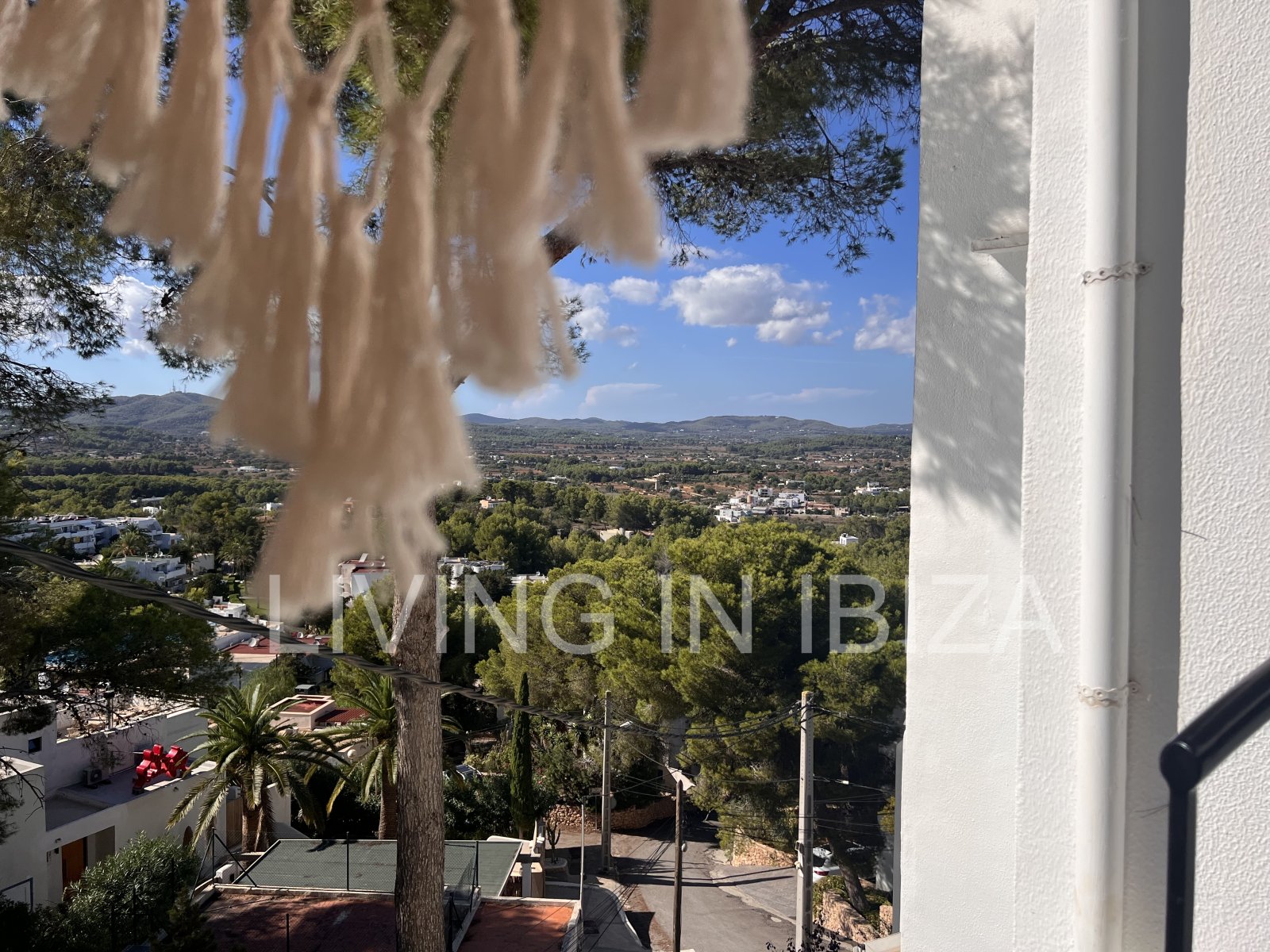 Zum Verkauf steht eine Penthouse-Wohnung auf Ibiza. Eleganz und spektakulärer Meerblick.