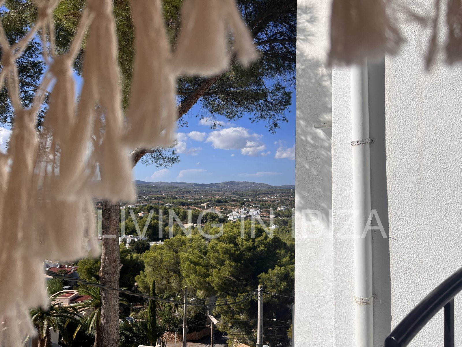 Zum Verkauf steht eine Penthouse-Wohnung auf Ibiza. Eleganz und spektakulärer Meerblick.
