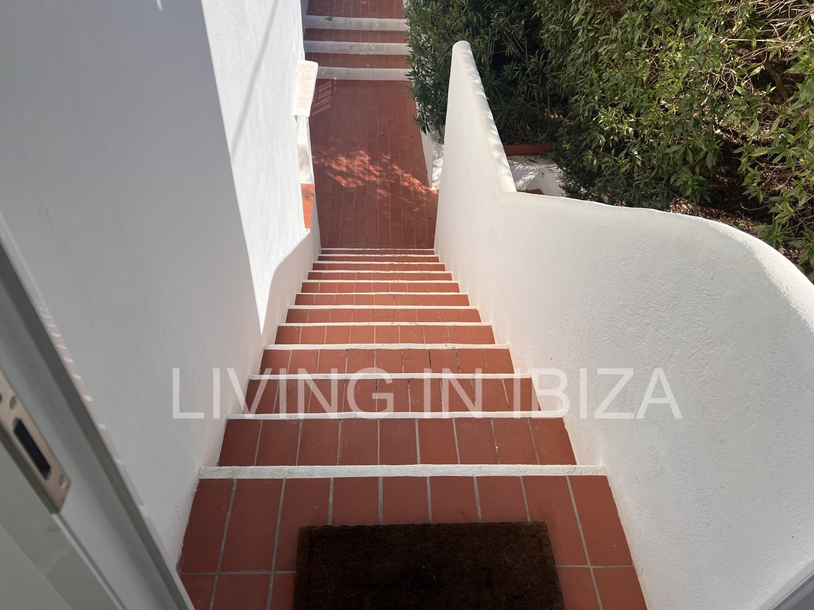 Zum Verkauf steht eine Penthouse-Wohnung auf Ibiza. Eleganz und spektakulärer Meerblick.