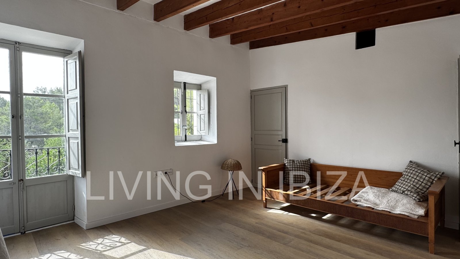 JAHRESMIETE. Haus im ersten Stock auf dem Land, mit Zugang über eine Außentreppe, in der Gegend von Cala Pada, in Santa Eulalia del Río (Ibiza)