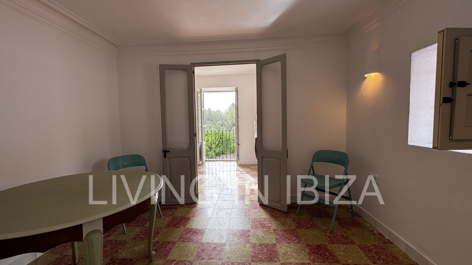 JAHRESMIETE. Haus im ersten Stock auf dem Land, mit Zugang über eine Außentreppe, in der Gegend von Cala Pada, in Santa Eulalia del Río (Ibiza)