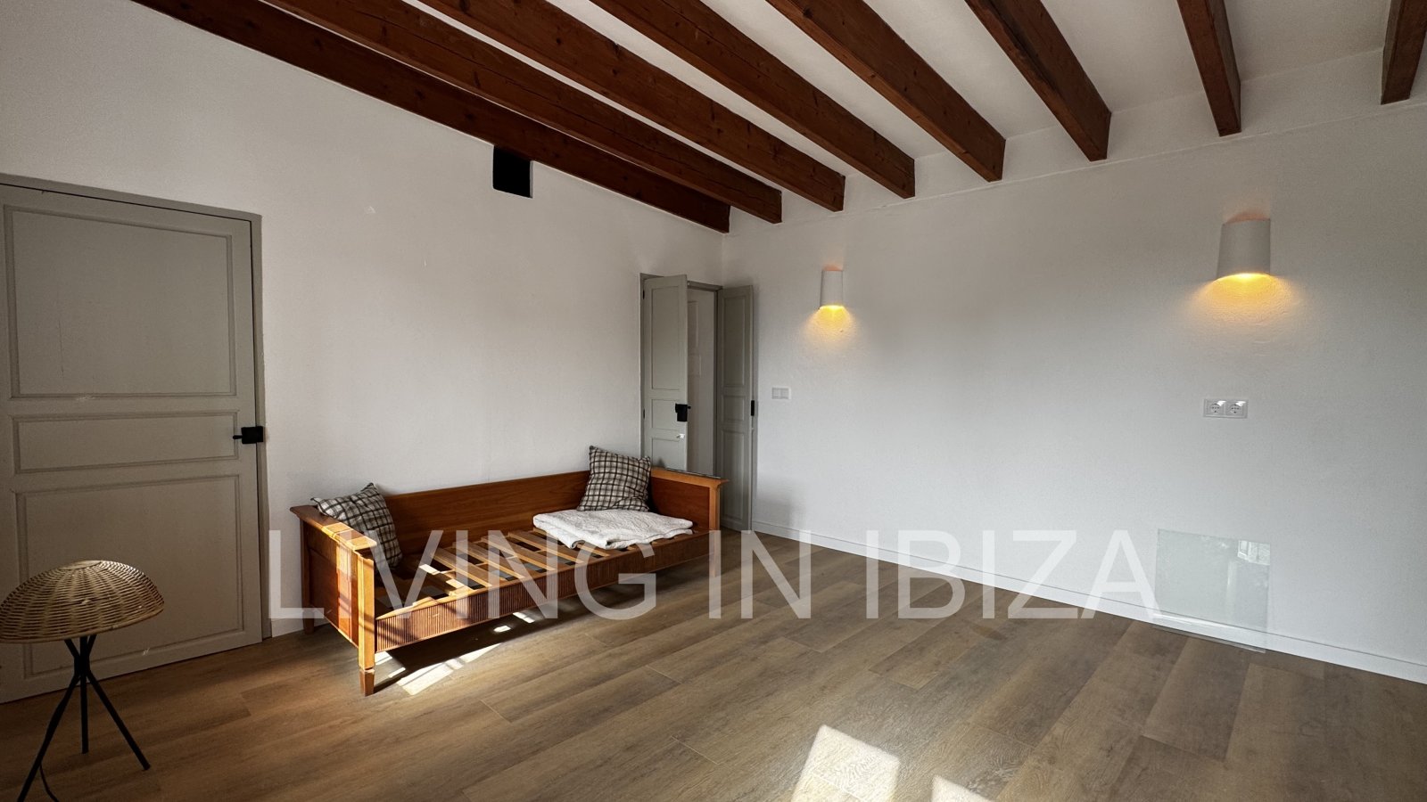 JAHRESMIETE. Haus im ersten Stock auf dem Land, mit Zugang über eine Außentreppe, in der Gegend von Cala Pada, in Santa Eulalia del Río (Ibiza)