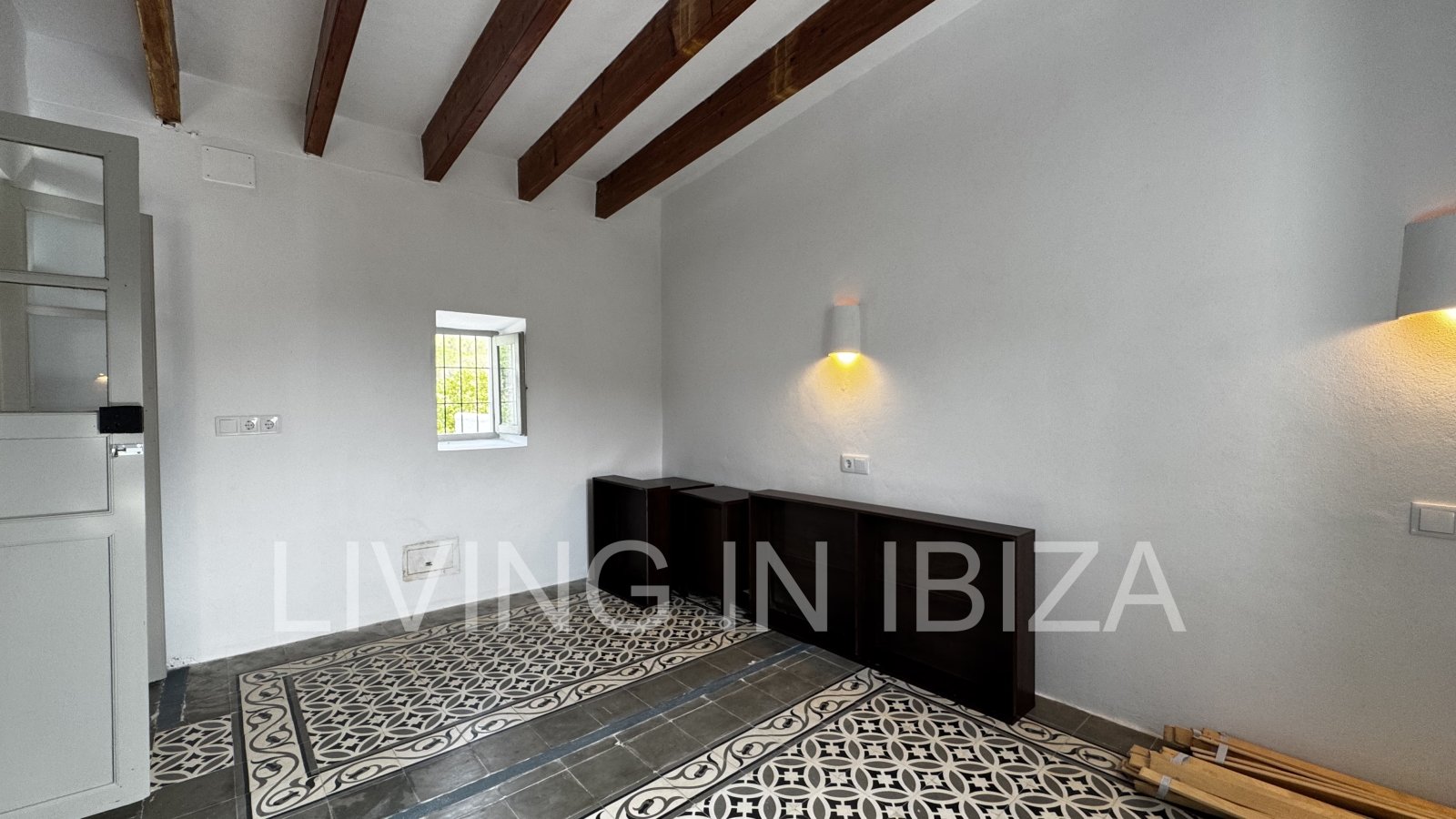 JAHRESMIETE. Haus im ersten Stock auf dem Land, mit Zugang über eine Außentreppe, in der Gegend von Cala Pada, in Santa Eulalia del Río (Ibiza)