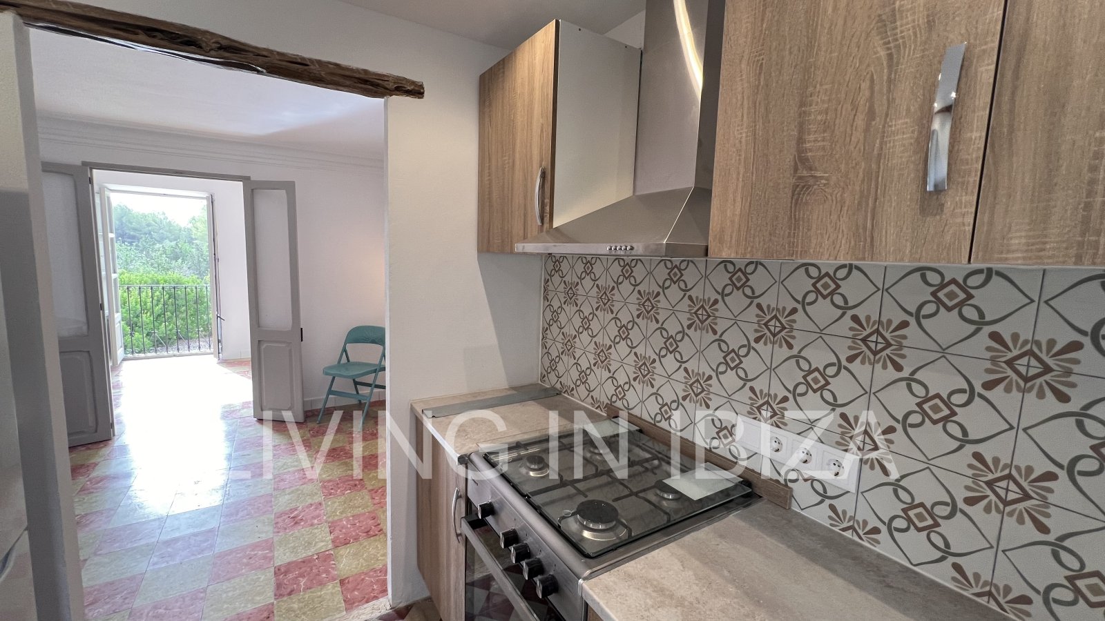 JAHRESMIETE. Haus im ersten Stock auf dem Land, mit Zugang über eine Außentreppe, in der Gegend von Cala Pada, in Santa Eulalia del Río (Ibiza)