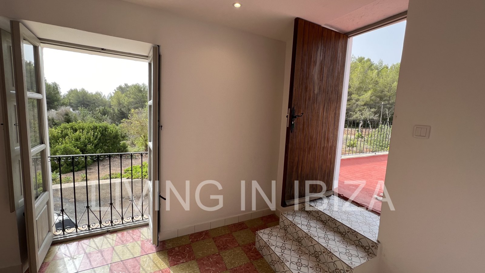 JAHRESMIETE. Haus im ersten Stock auf dem Land, mit Zugang über eine Außentreppe, in der Gegend von Cala Pada, in Santa Eulalia del Río (Ibiza)