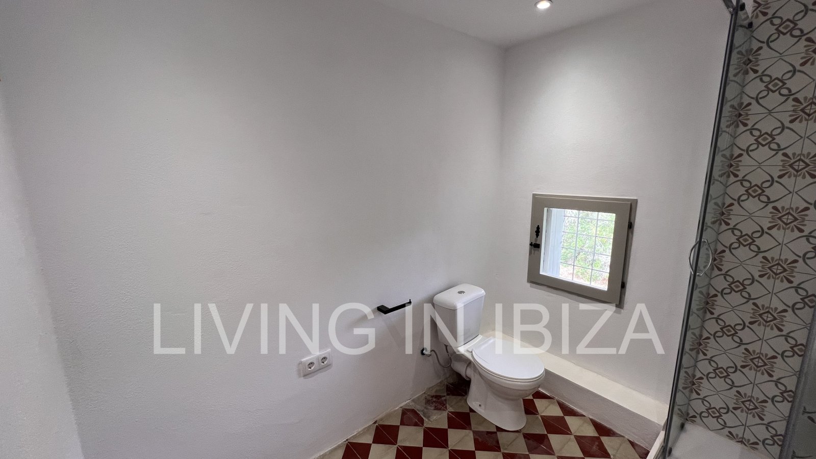 JAHRESMIETE. Haus im ersten Stock auf dem Land, mit Zugang über eine Außentreppe, in der Gegend von Cala Pada, in Santa Eulalia del Río (Ibiza)