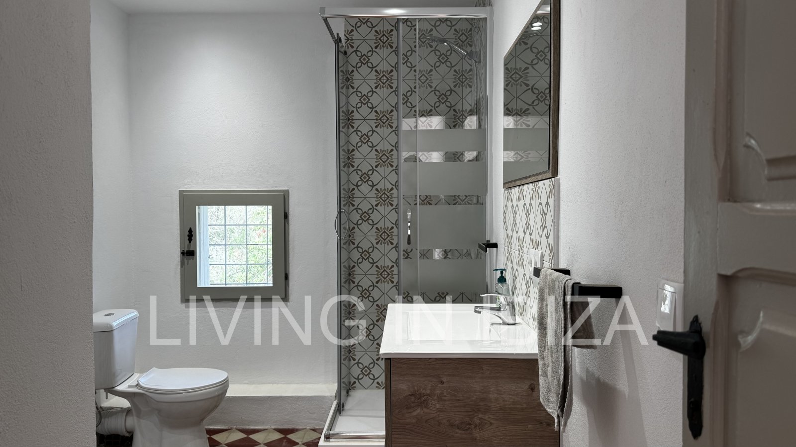 JAHRESMIETE. Haus im ersten Stock auf dem Land, mit Zugang über eine Außentreppe, in der Gegend von Cala Pada, in Santa Eulalia del Río (Ibiza)