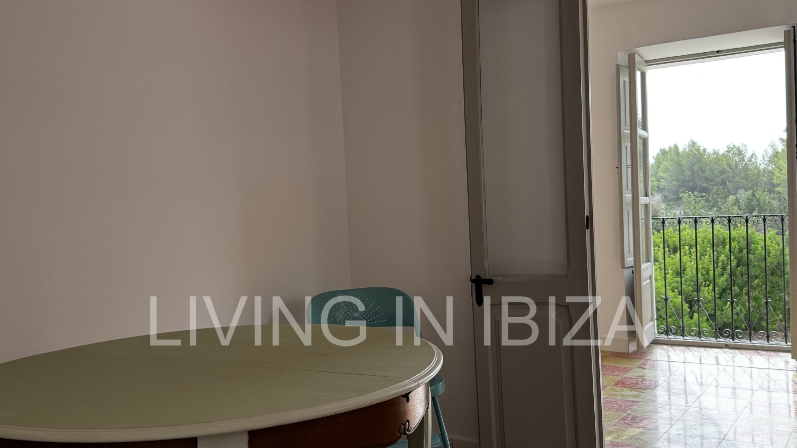 JAHRESMIETE. Haus im ersten Stock auf dem Land, mit Zugang über eine Außentreppe, in der Gegend von Cala Pada, in Santa Eulalia del Río (Ibiza)