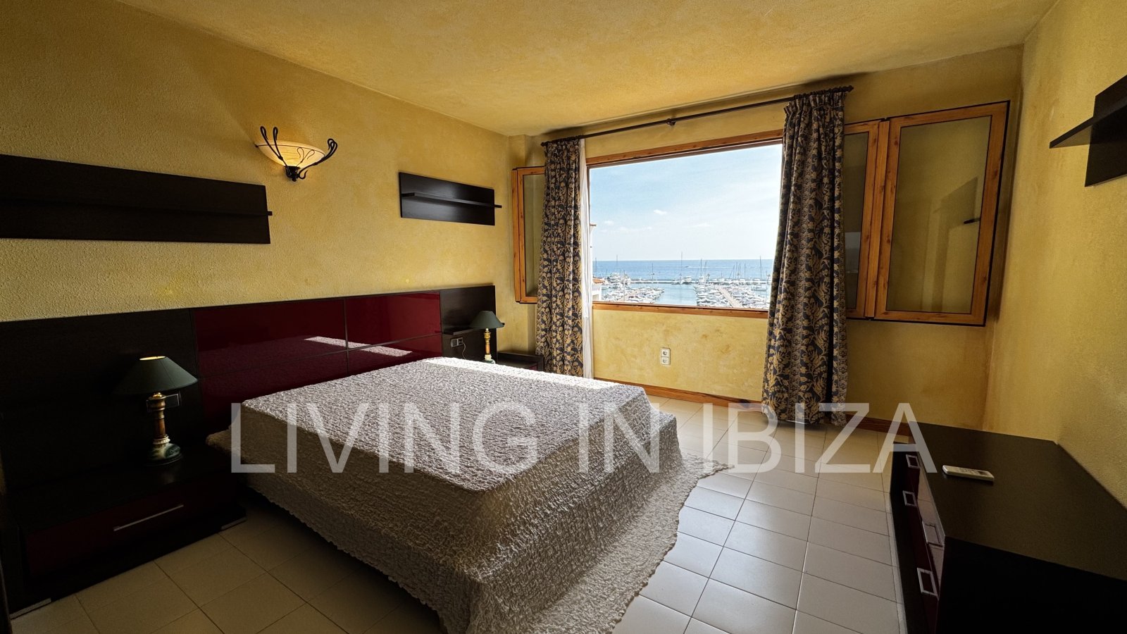 Apartment zur langfristigen Miete. Verfügbar. In Santa Eulalia del Rio, Ibiza. Mit Meerblick und Tiefgarage.