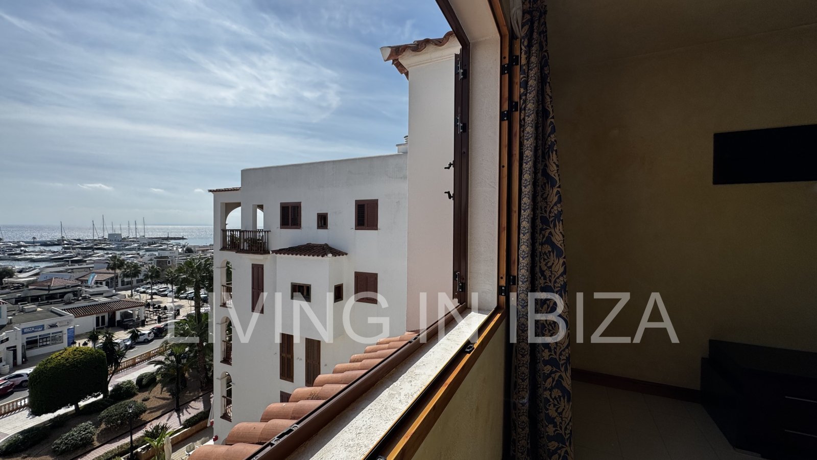 Apartment zur langfristigen Miete. Verfügbar. In Santa Eulalia del Rio, Ibiza. Mit Meerblick und Tiefgarage.