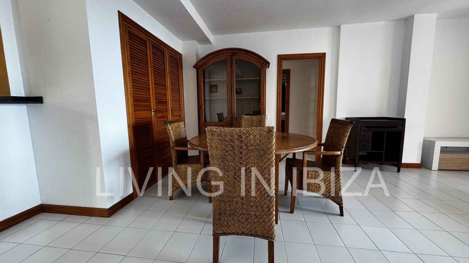 Apartment zur langfristigen Miete. Verfügbar. In Santa Eulalia del Rio, Ibiza. Mit Meerblick und Tiefgarage.