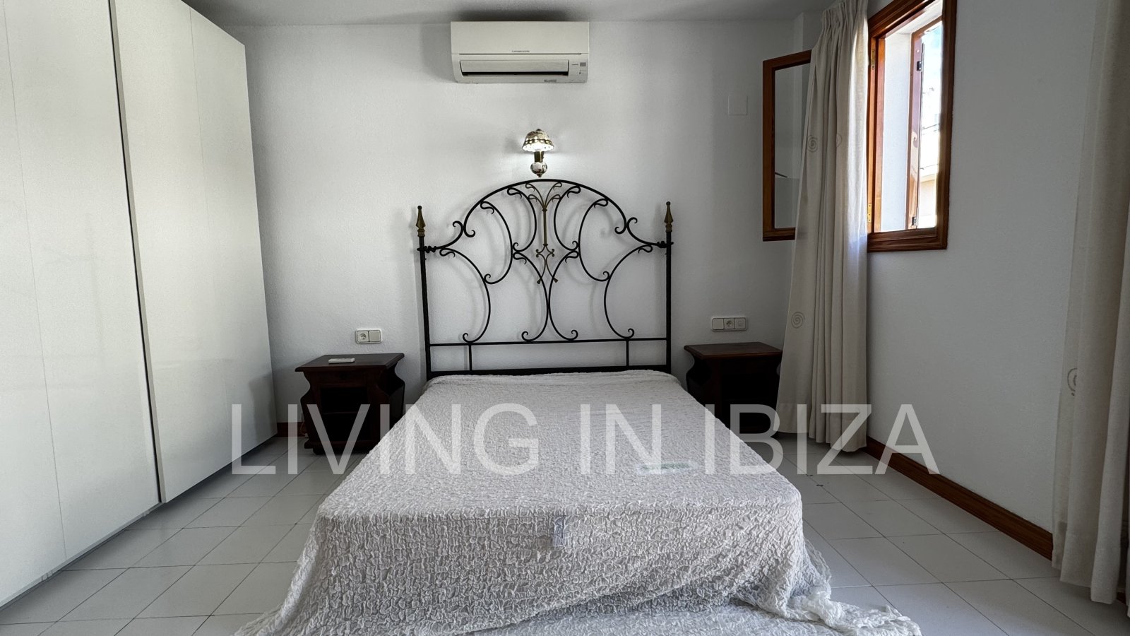 Apartment zur langfristigen Miete. Verfügbar. In Santa Eulalia del Rio, Ibiza. Mit Meerblick und Tiefgarage.