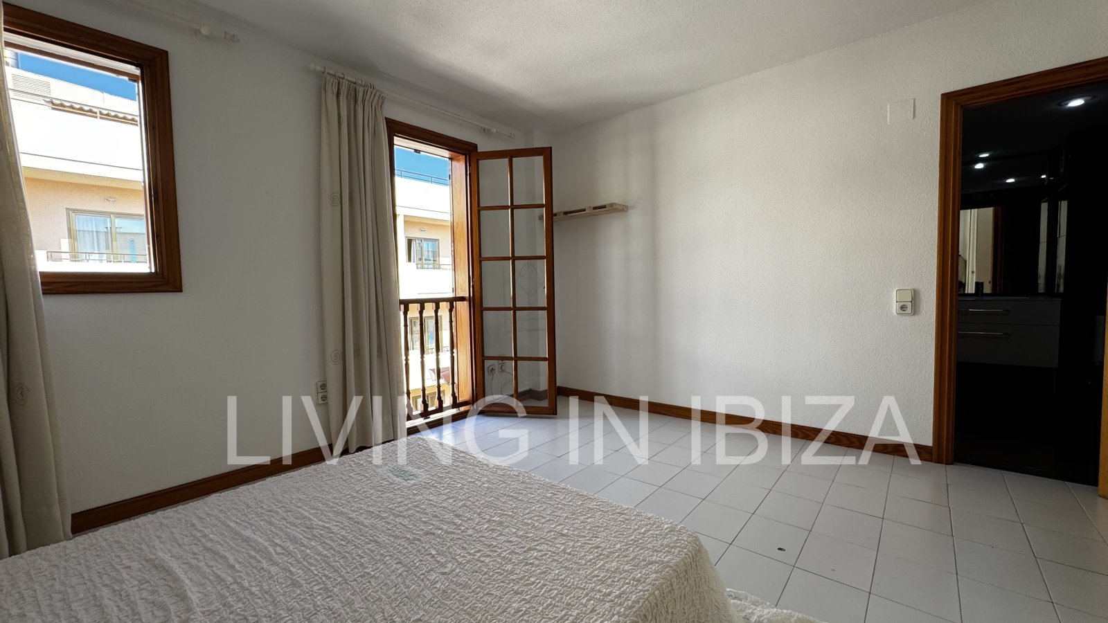 Apartment zur langfristigen Miete. Verfügbar. In Santa Eulalia del Rio, Ibiza. Mit Meerblick und Tiefgarage.