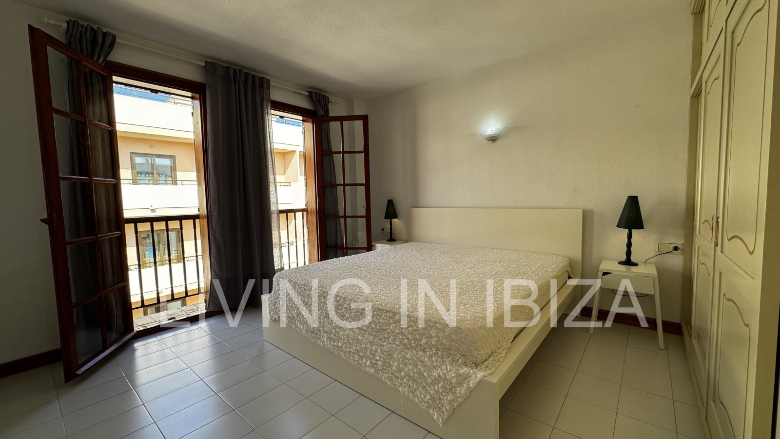 Apartment zur langfristigen Miete. Verfügbar. In Santa Eulalia del Rio, Ibiza. Mit Meerblick und Tiefgarage.