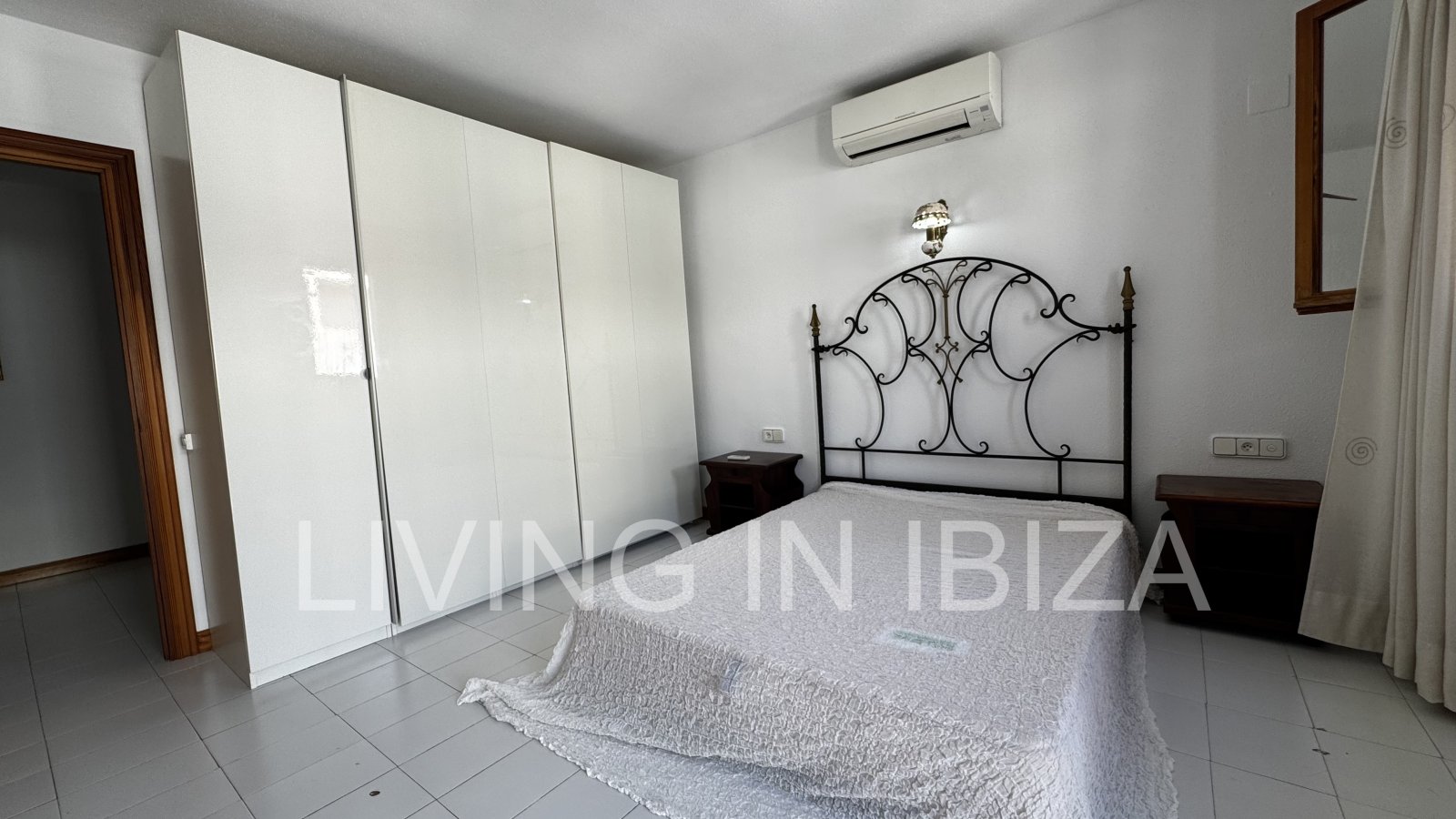 Apartment zur langfristigen Miete. Verfügbar. In Santa Eulalia del Rio, Ibiza. Mit Meerblick und Tiefgarage.