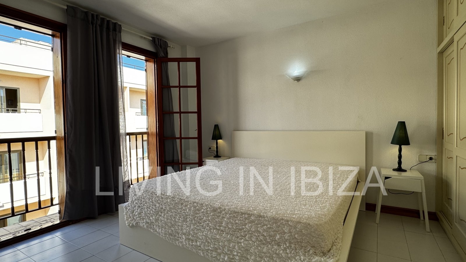 Apartment zur langfristigen Miete. Verfügbar. In Santa Eulalia del Rio, Ibiza. Mit Meerblick und Tiefgarage.