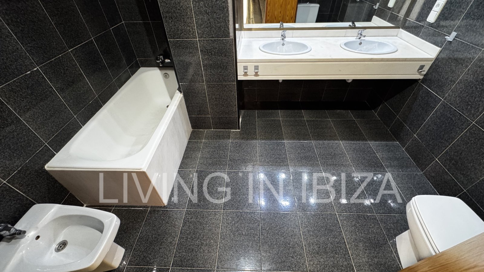 Apartment zur langfristigen Miete. Verfügbar. In Santa Eulalia del Rio, Ibiza. Mit Meerblick und Tiefgarage.