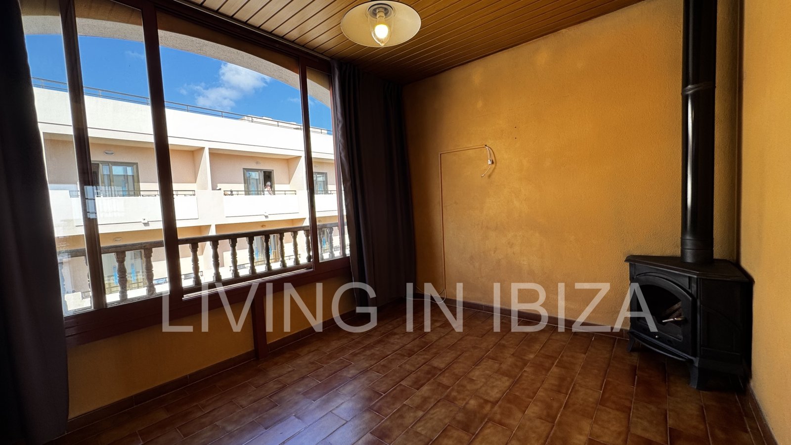 Apartment zur langfristigen Miete. Verfügbar. In Santa Eulalia del Rio, Ibiza. Mit Meerblick und Tiefgarage.