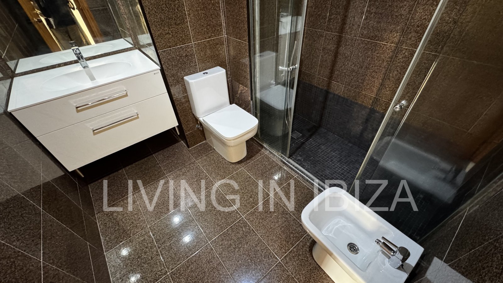 Apartment zur langfristigen Miete. Verfügbar. In Santa Eulalia del Rio, Ibiza. Mit Meerblick und Tiefgarage.