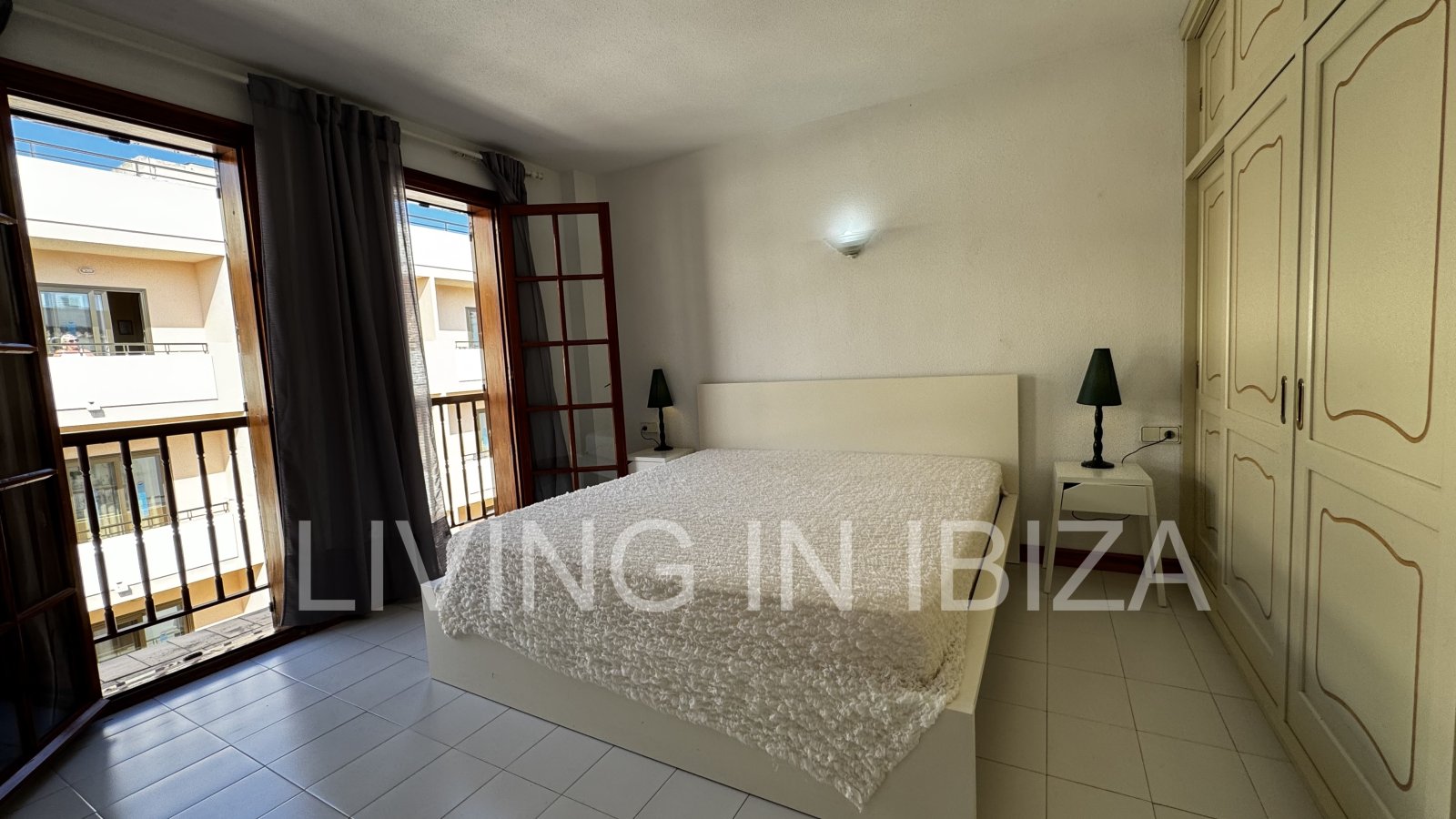 Apartment zur langfristigen Miete. Verfügbar. In Santa Eulalia del Rio, Ibiza. Mit Meerblick und Tiefgarage.