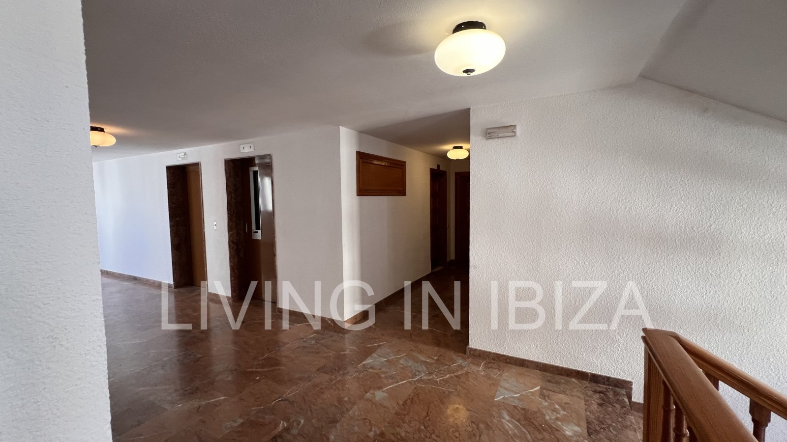 Apartment zur langfristigen Miete. Verfügbar. In Santa Eulalia del Rio, Ibiza. Mit Meerblick und Tiefgarage.