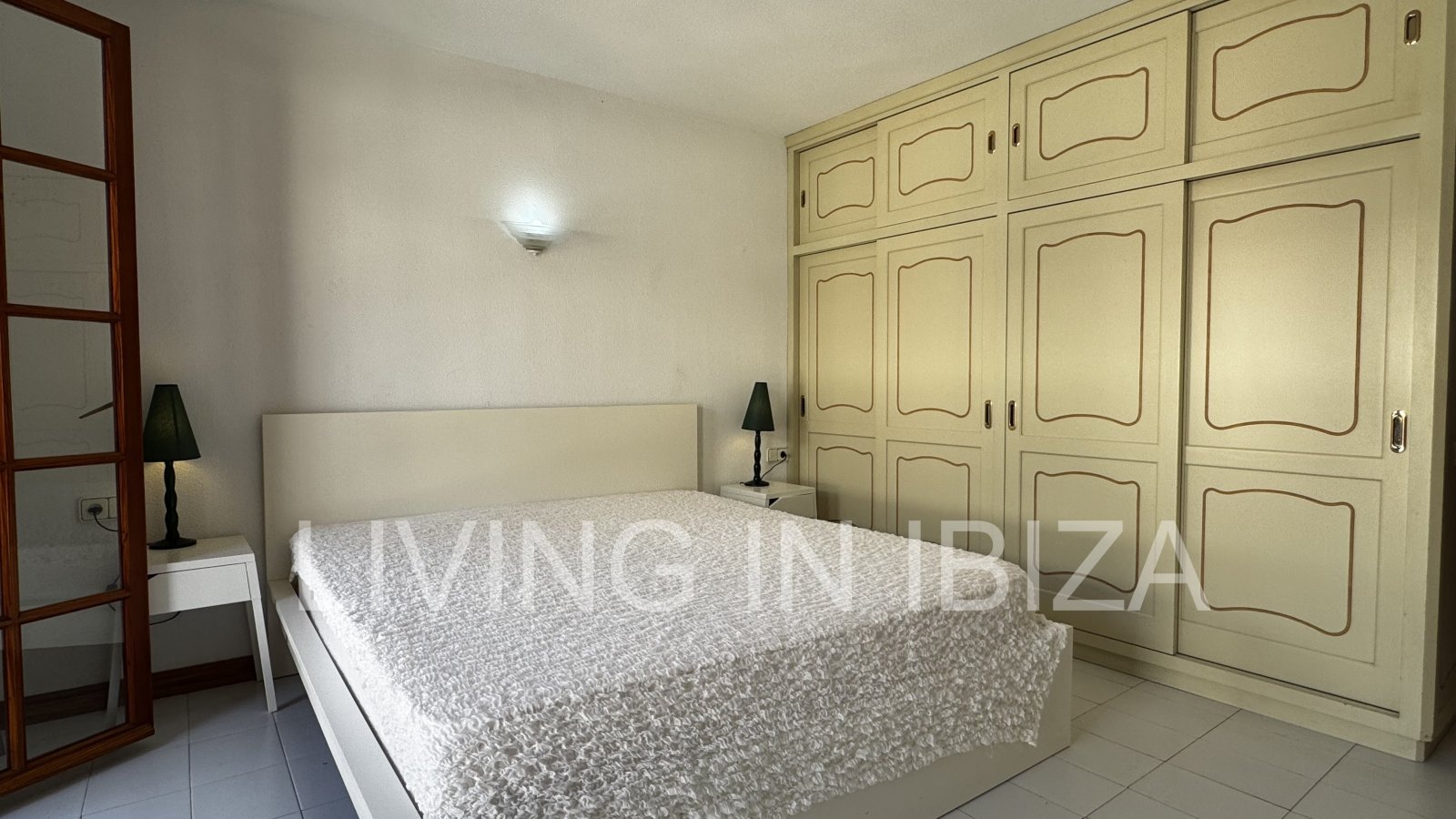 Apartment zur langfristigen Miete. Verfügbar. In Santa Eulalia del Rio, Ibiza. Mit Meerblick und Tiefgarage.