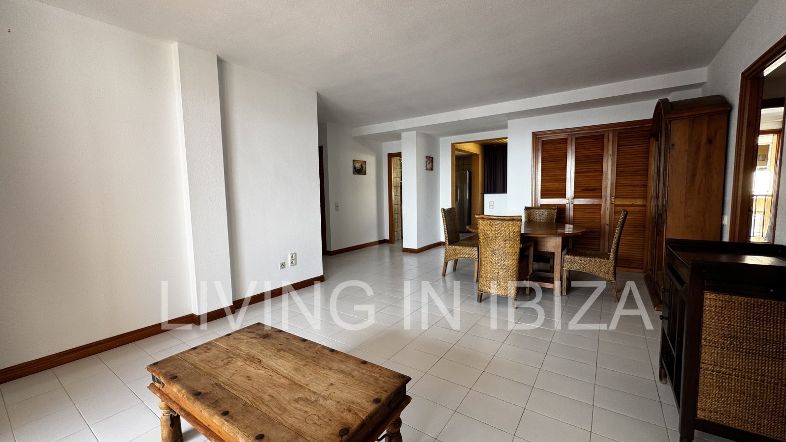 Apartment zur langfristigen Miete. Verfügbar. In Santa Eulalia del Rio, Ibiza. Mit Meerblick und Tiefgarage.