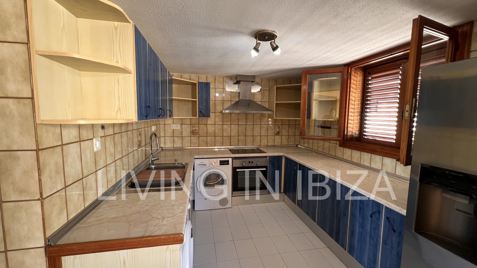 Apartment zur langfristigen Miete. Verfügbar. In Santa Eulalia del Rio, Ibiza. Mit Meerblick und Tiefgarage.