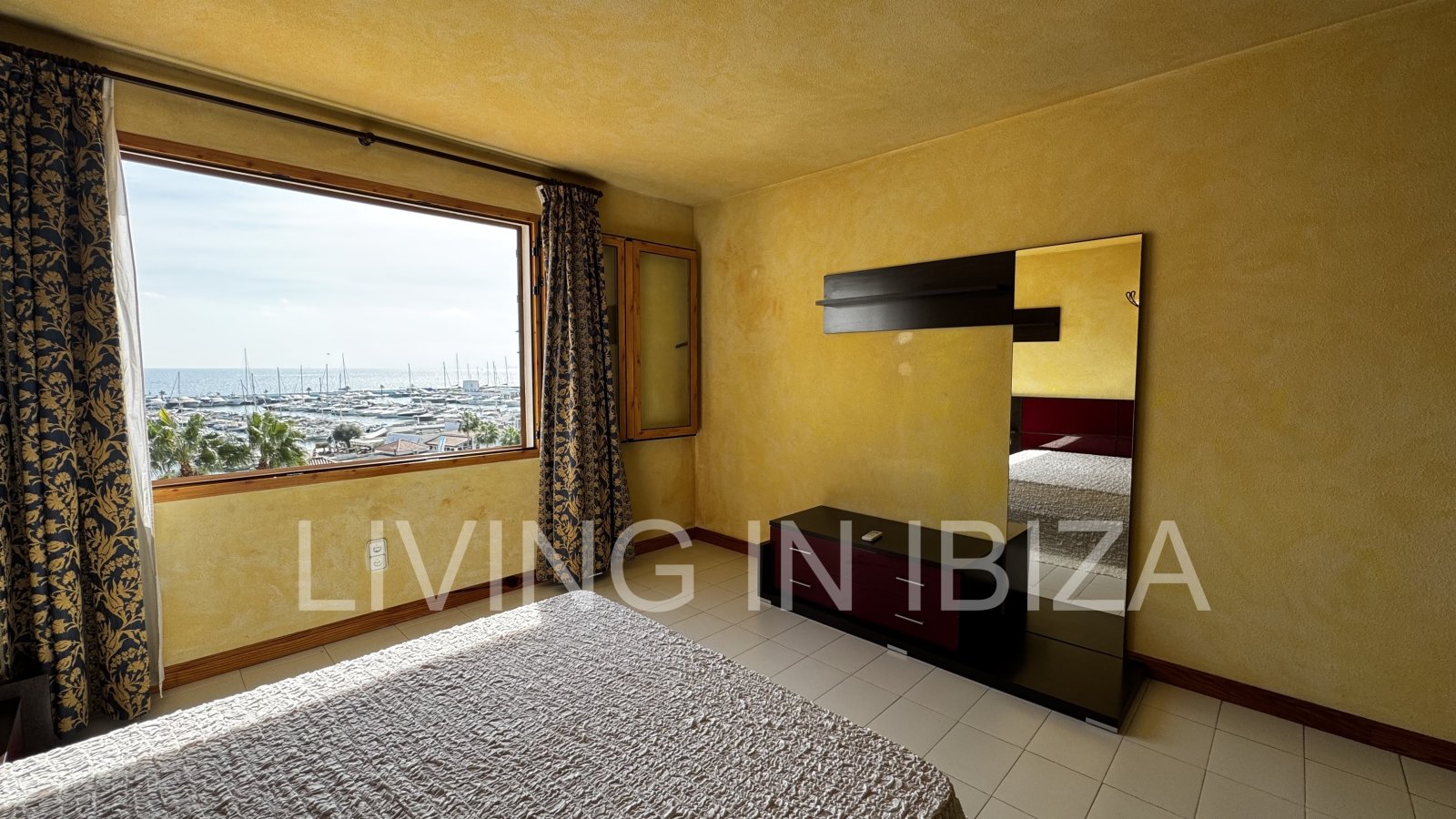 Apartment zur langfristigen Miete. Verfügbar. In Santa Eulalia del Rio, Ibiza. Mit Meerblick und Tiefgarage.