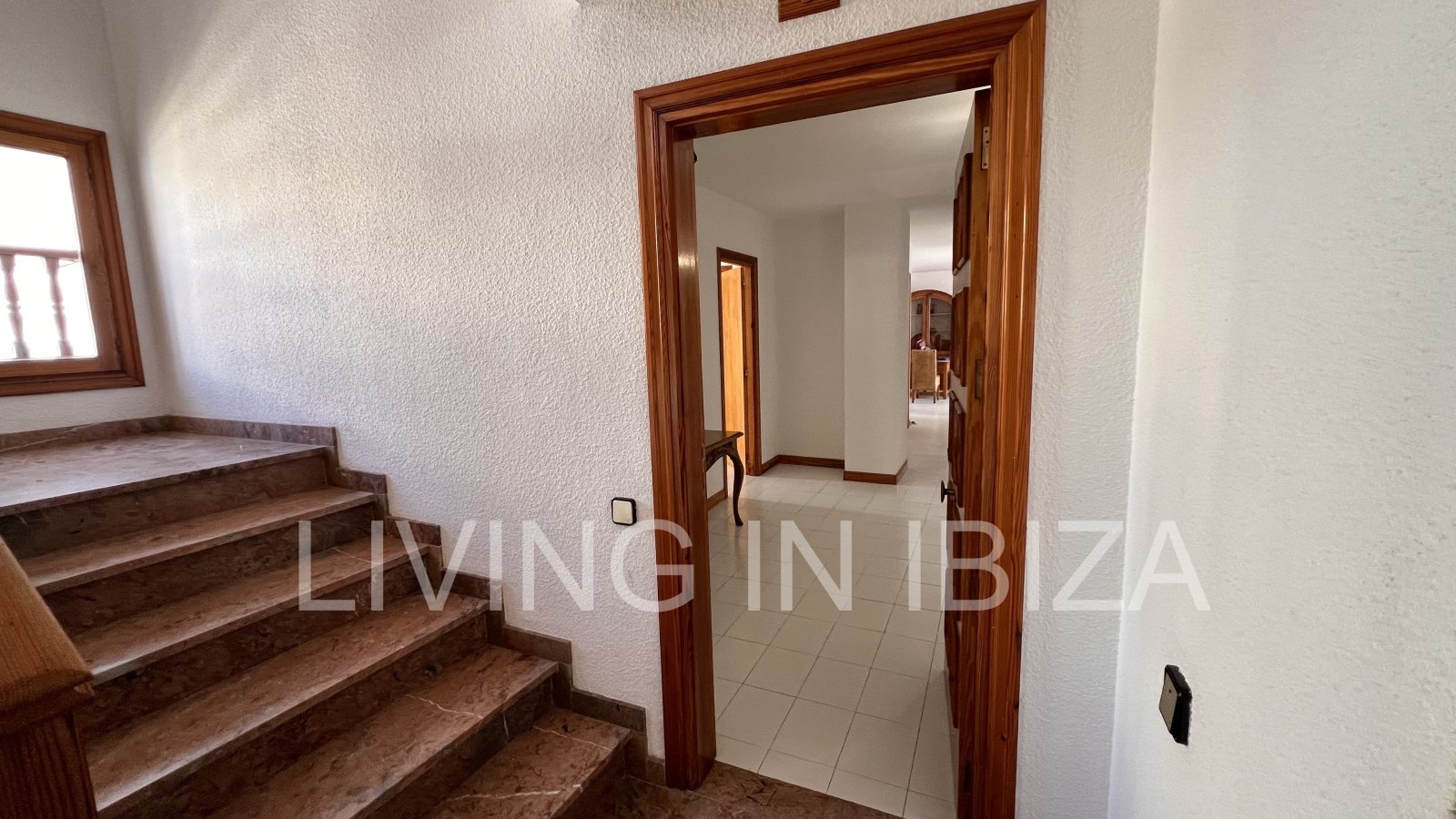 Apartment zur langfristigen Miete. Verfügbar. In Santa Eulalia del Rio, Ibiza. Mit Meerblick und Tiefgarage.